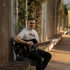 Гитарист и вокалист Антон Коваленко